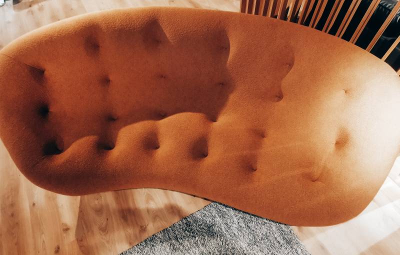 La nouveauté, le canapé Ploum arrive au Showroom443 avec le nouveau tissu warda terracotta