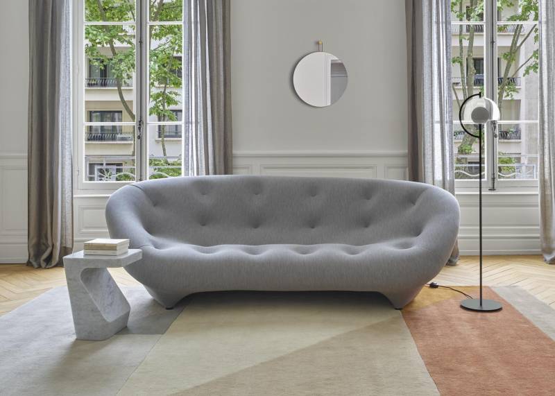 Le canapé design PLOUM des BOUROULEC en tissu gris pour la marque LIGNE ROSET sur Nîmes, proche de Montpellier