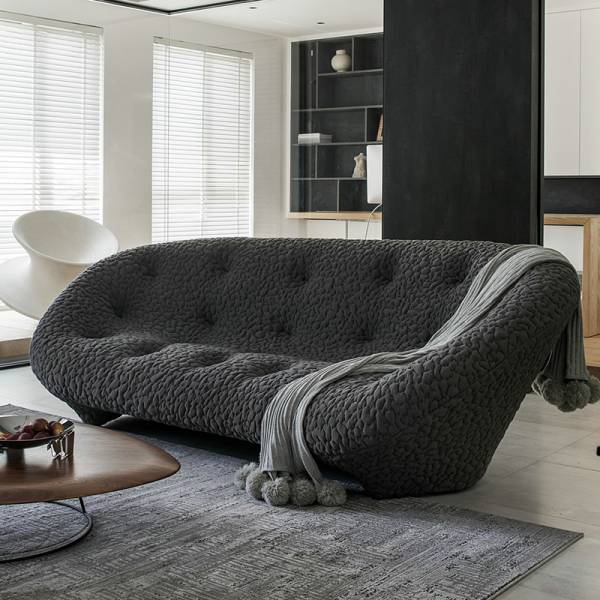 Le canapé design PLOUM tissu noir des BOUROULEC pour la marque LIGNE ROSET sur Nîmes, proche de Montpellier