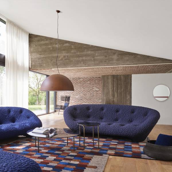 Le canapé design PLOUM des BOUROULEC en tissu bleu pour la marque LIGNE ROSET sur Nîmes, proche de Montpellier