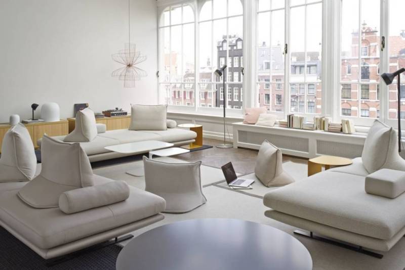 Composition monochrome du canapé sur mesure PRADO du créateur Christian Werner par la marque CINNA sur Nîmes dans le Gard