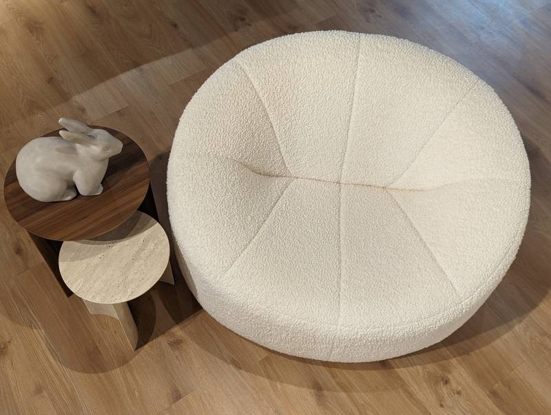 Fauteuil rond pivotant PUMPKIN tissu cowo naturel à découvrir en exposition chez Showroom443 de Nîmes