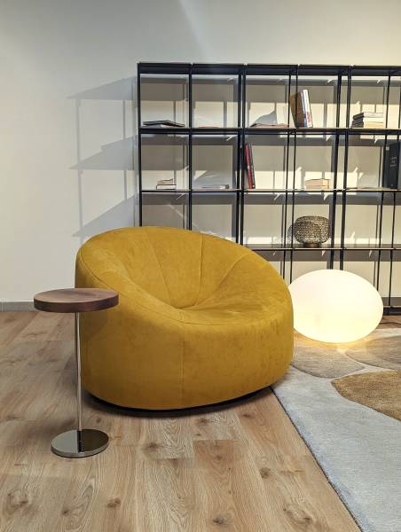 Fauteuil rond pivotant PUMPKIN d'exposition en alcantara curry à Nîmes