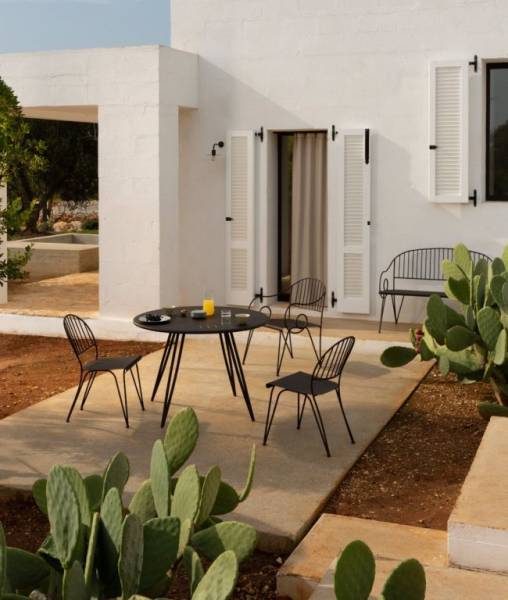 Ensemble table de jardin design pour votre un extérieur moderne dans votre Showroom443 de Nîmes