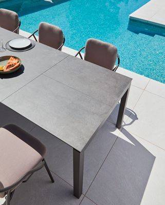 Table de jardin extensible avec plateau en céramique chez Showroom443 à Nîmes