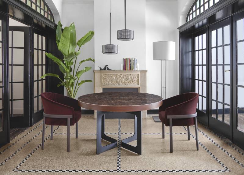 Une table de salle à manger ronde JAVA pour un repas convivial chez Showroom443 à Nîmes