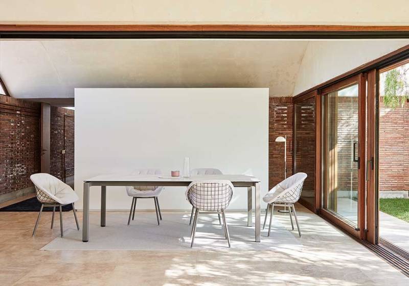 Une table de jardin moderne et pas chère Musola pour votre décoration extérieure à Nîmes