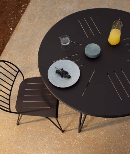 Table de jardin design pour votre un extérieur moderne dans votre Showroom443 de Nîmes