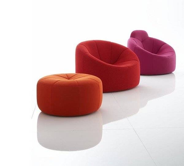 Variantes Fauteuil et pouf du modèle pumpkin dessiné par Pierre Paulin à Nîmes
